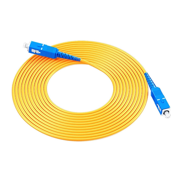 Can the Ethernet and fiber optic ports on a Huijue switch be used simultaneously 